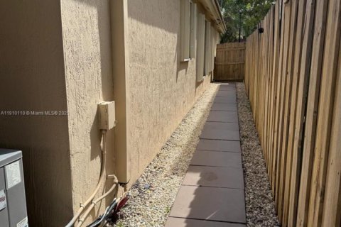 Casa en venta en Homestead, Florida, 3 dormitorios, 124.12 m2 № 1968658 - foto 2