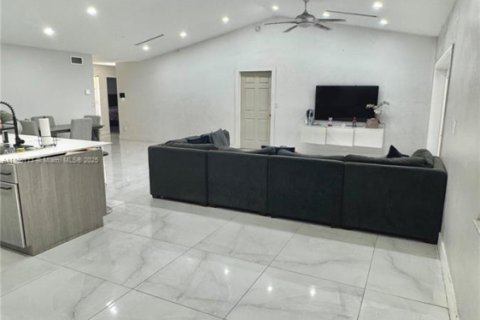 House in Sunrise, Florida 3 bedrooms, 167.6 sq.m. № 1854872 - photo 12