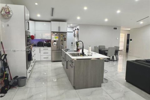 House in Sunrise, Florida 3 bedrooms, 167.6 sq.m. № 1854872 - photo 13