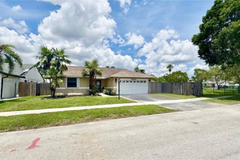 House in Sunrise, Florida 3 bedrooms, 167.6 sq.m. № 1854872 - photo 3