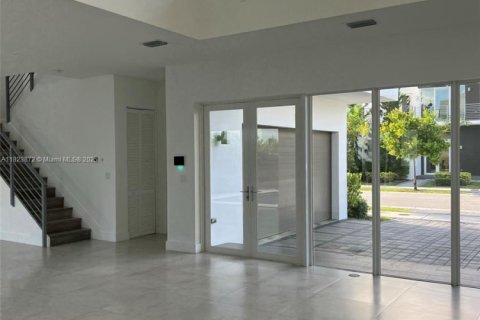 House in Doral, Florida 5 bedrooms, 342.81 sq.m. № 1790883 - photo 9