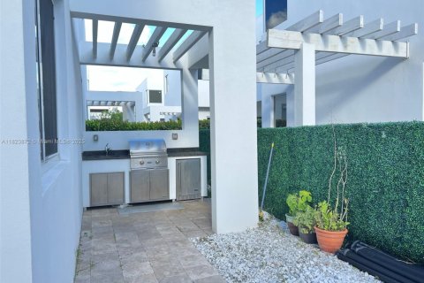House in Doral, Florida 5 bedrooms, 342.81 sq.m. № 1790883 - photo 11
