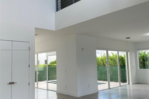 House in Doral, Florida 5 bedrooms, 342.81 sq.m. № 1790883 - photo 8