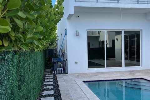 House in Doral, Florida 5 bedrooms, 342.81 sq.m. № 1790883 - photo 13
