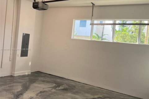 House in Doral, Florida 5 bedrooms, 342.81 sq.m. № 1790883 - photo 15