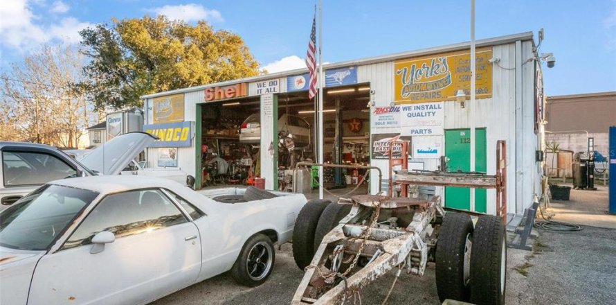 Commercial property in DeLand, Florida 185.8 sq.m. № 1542852