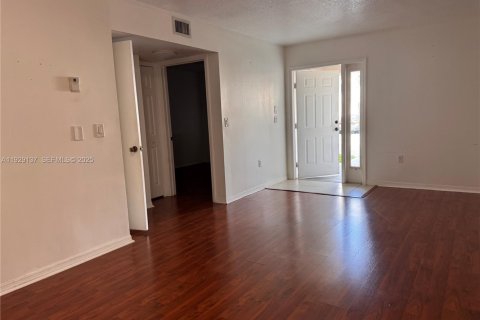 Снять в аренду квартиру в Хомстед, Флорида 2 спальни, 76.37м2, № 1987473 - фото 2