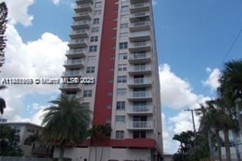 Condo in Hallandale Beach, Florida, 1 bedroom  № 1942204 - photo 8