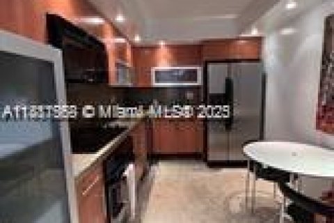 Condo in Hallandale Beach, Florida, 1 bedroom  № 1942204 - photo 3