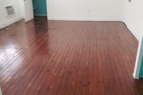 Apartamento en alquiler en Miami Beach, Florida, 969.34 m2 № 1871727 - foto 4