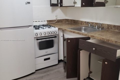 Apartamento en alquiler en Miami Beach, Florida, 969.34 m2 № 1871727 - foto 2