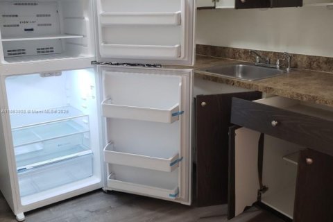 Apartamento en alquiler en Miami Beach, Florida, 969.34 m2 № 1871727 - foto 1