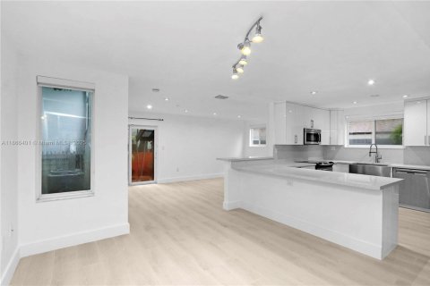 Townhouse in Miami, Florida 4 bedrooms, 200.02 sq.m. № 1925909 - photo 2