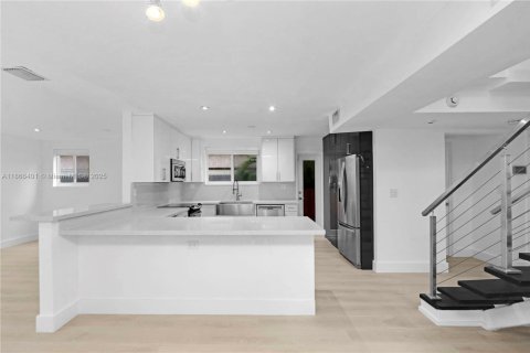 Townhouse in Miami, Florida 4 bedrooms, 200.02 sq.m. № 1925909 - photo 5