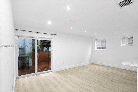 Townhouse in Miami, Florida 4 bedrooms, 200.02 sq.m. № 1925909 - photo 4