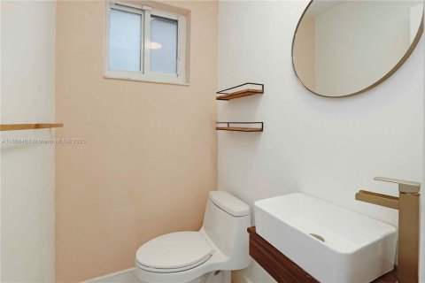 Townhouse in Miami, Florida 4 bedrooms, 200.02 sq.m. № 1925909 - photo 19