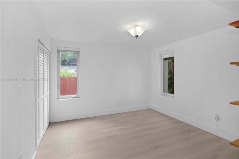 Townhouse in Miami, Florida 4 bedrooms, 200.02 sq.m. № 1925909 - photo 10