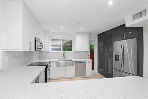 Townhouse in Miami, Florida 4 bedrooms, 200.02 sq.m. № 1925909 - photo 3