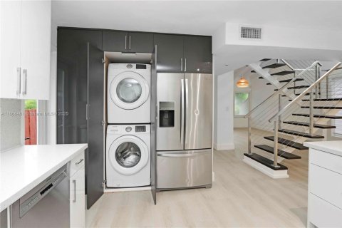 Townhouse in Miami, Florida 4 bedrooms, 200.02 sq.m. № 1925909 - photo 7