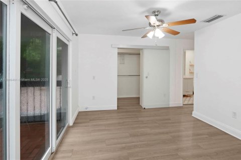 Townhouse in Miami, Florida 4 bedrooms, 200.02 sq.m. № 1925909 - photo 12