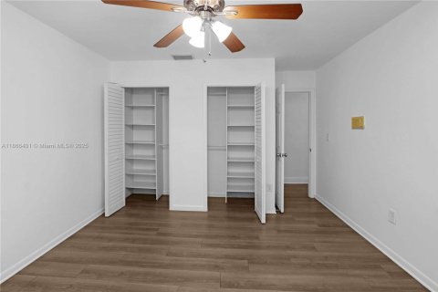 Townhouse in Miami, Florida 4 bedrooms, 200.02 sq.m. № 1925909 - photo 14