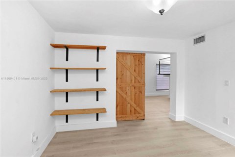 Townhouse in Miami, Florida 4 bedrooms, 200.02 sq.m. № 1925909 - photo 9