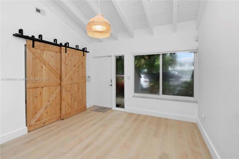 Townhouse in Miami, Florida 4 bedrooms, 200.02 sq.m. № 1925909 - photo 8