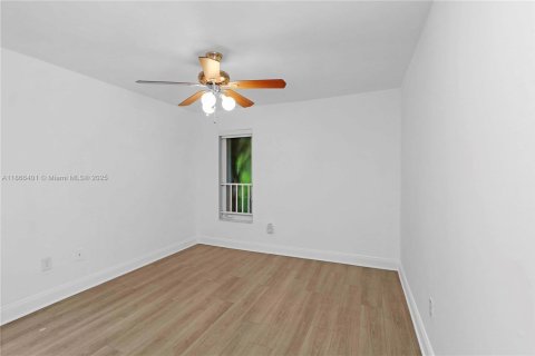Townhouse in Miami, Florida 4 bedrooms, 200.02 sq.m. № 1925909 - photo 18