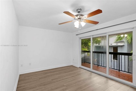 Townhouse in Miami, Florida 4 bedrooms, 200.02 sq.m. № 1925909 - photo 13