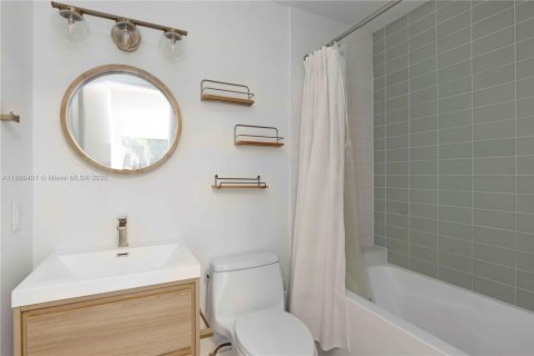 Townhouse in Miami, Florida 4 bedrooms, 200.02 sq.m. № 1925909 - photo 16