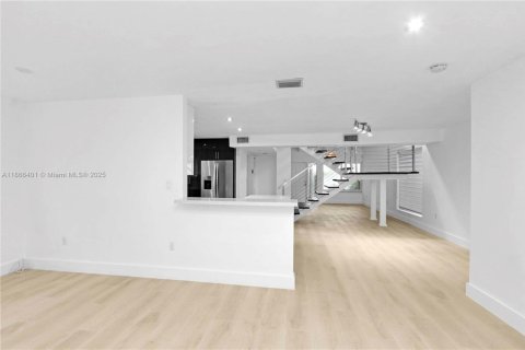 Townhouse in Miami, Florida 4 bedrooms, 200.02 sq.m. № 1925909 - photo 6