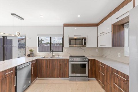 Casa en venta en Miami, Florida, 4 dormitorios, 151.8 m2 № 1892067 - foto 7