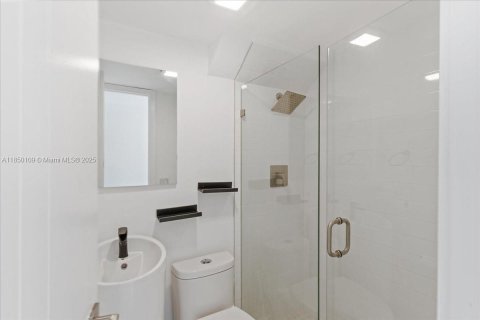 Casa en venta en Miami, Florida, 4 dormitorios, 151.8 m2 № 1892067 - foto 16