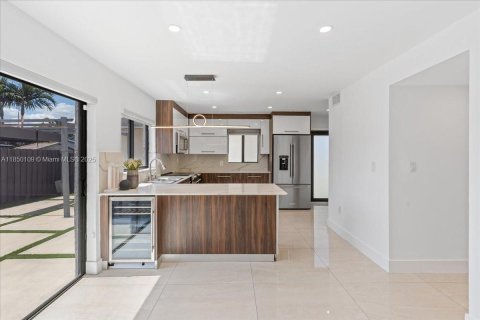 Casa en venta en Miami, Florida, 4 dormitorios, 151.8 m2 № 1892067 - foto 6