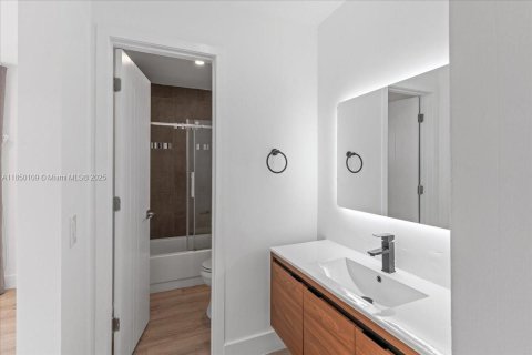 Casa en venta en Miami, Florida, 4 dormitorios, 151.8 m2 № 1892067 - foto 13