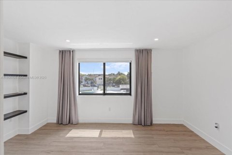Casa en venta en Miami, Florida, 4 dormitorios, 151.8 m2 № 1892067 - foto 11