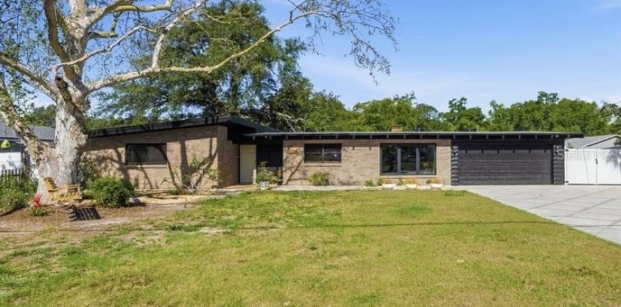 House in Tampa, Florida 3 bedrooms, 234.21 sq.m. № 2097055