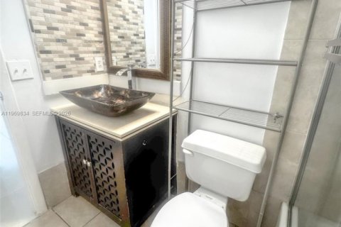 Condo in Oakland Park, Florida, 2 bedrooms  № 2030645 - photo 12