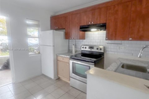 Condo in Oakland Park, Florida, 2 bedrooms  № 2030645