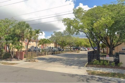 Condo in Oakland Park, Florida, 2 bedrooms  № 2030645 - photo 2