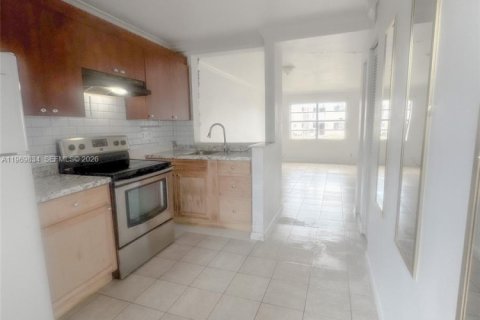 Condo in Oakland Park, Florida, 2 bedrooms  № 2030645 - photo 4