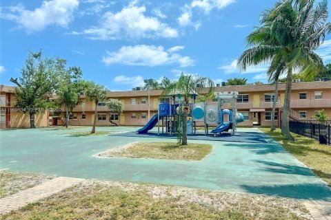 Condo in Oakland Park, Florida, 2 bedrooms  № 2030645 - photo 14
