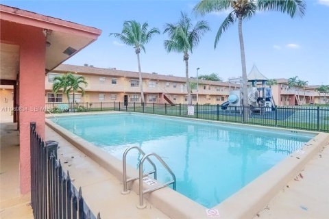 Condo in Oakland Park, Florida, 2 bedrooms  № 2030645 - photo 13