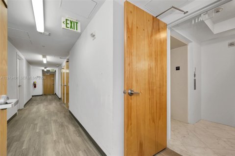 Condo in Aventura, Florida, 2 bedrooms  № 2046054 - photo 21