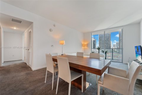 Condo in Miami, Florida, 2 bedrooms № 1991387 - photo 12