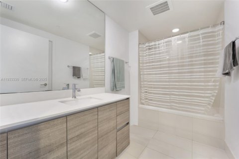 Condo in Miami, Florida, 2 bedrooms № 1991387 - photo 8