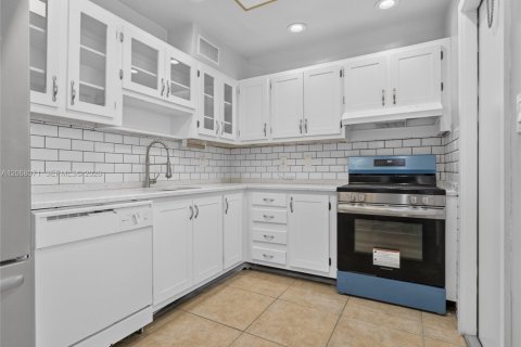 Condominio en venta en Lauderdale Lakes, Florida, 2 dormitorios, 102.38 m2 № 2334712 - foto 5