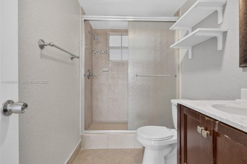 Condominio en venta en Lauderdale Lakes, Florida, 2 dormitorios, 102.38 m2 № 2334712 - foto 7