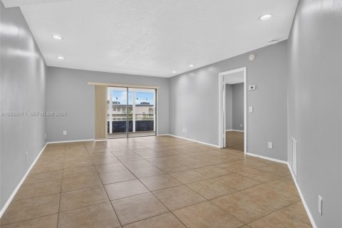 Condominio en venta en Lauderdale Lakes, Florida, 2 dormitorios, 102.38 m2 № 2334712 - foto 14