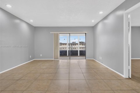 Condominio en venta en Lauderdale Lakes, Florida, 2 dormitorios, 102.38 m2 № 2334712 - foto 15